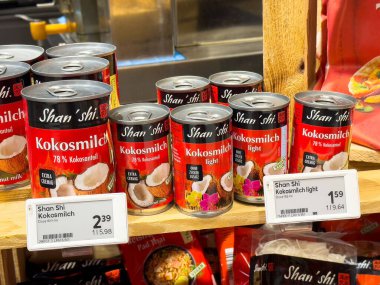 Market rafında etiketli konserve hindistan cevizi sütü..