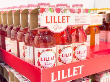 Lillet meyvesi içkiye hazır içecek şişeleri süpermarkette sergileniyor.