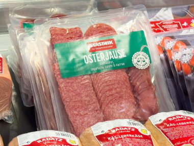 Market vitrininde paketlenmiş et ve salam seçimi.