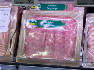 Orijinal bergsteiger paketlenmiş et süpermarket vitrininde.