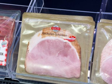 Market koridorunda dilimlenmiş domuz pastırması..