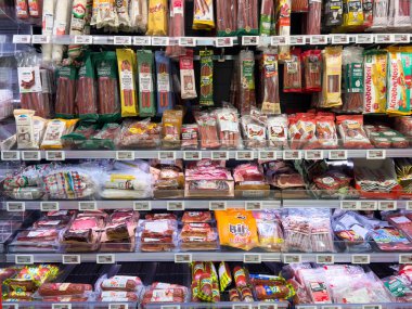 Marketin çeşitli paketlenmiş et ve sosisleri gösteren bölümü.