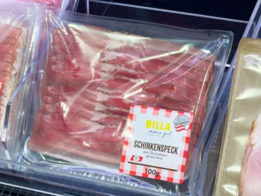 Süpermarkette paketlenmiş domuz pastırması dilimleri..