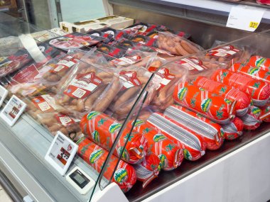 Markette çeşitli paketlenmiş etler soğutmalı vitrinde.