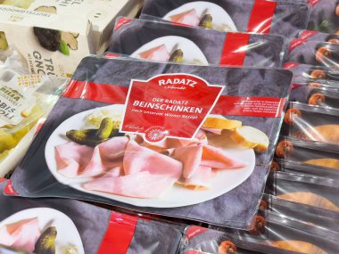 Paketlenmiş radatz, dükkanda turşu ve ekmekle sergileniyor.