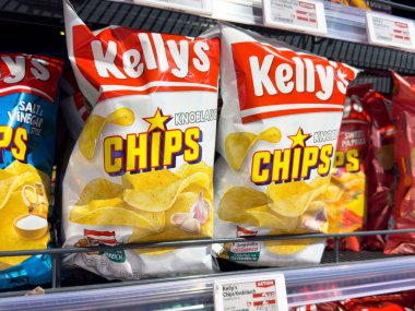 Kelly 'nin sarımsak aromalı cipsleri süpermarket rafında..