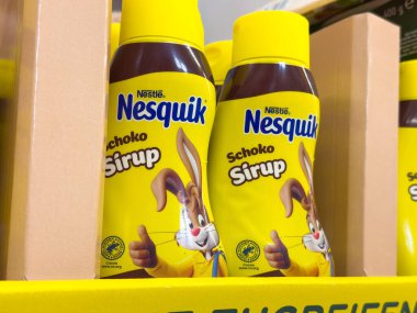 Nesquik schoko efendi tavşan ambalajı mağaza rafında.