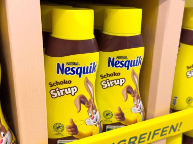 Nesquik çikolata şurubu şişeleri rafta..