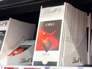 Rafta sergilenen Lindt fevkalade chili noir çikolataları..