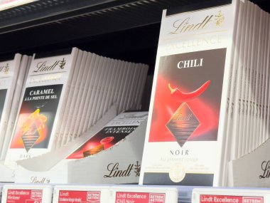 Lindt çikolata sergisi: Perakende rafında kırmızı biber ve karamel aromaları.