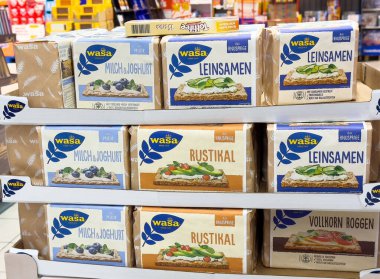 Market vitrininde wasa crispbread paketlerinin çeşitliliği.