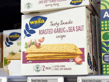 Wasa kavrulmuş sarımsaklı deniz tuzu cipsleri markette sergileniyor..