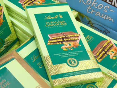 Lindt Dubai tarzı çikolata: Fıstık ve badem aromalı özel yeşil ambalaj..