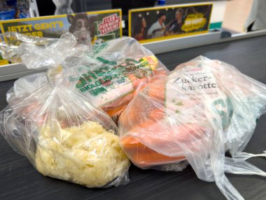 Marketin kasasında plastik poşetlerde paketlenmiş yiyecek parçaları..