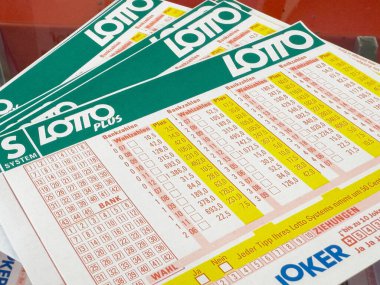 Almanca numaralar yazan renkli loto biletleri..