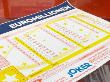 Numara seçimi ve joker oyun seçenekleriyle Euromillion piyango bileti.