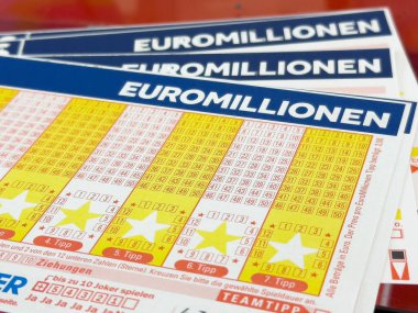 Renkli sayı ızgaralı Euromillion piyango biletleri.