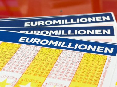 Euromillion loto biletleri yakın plan numaralar ve ızgaralar sergileniyor.