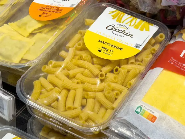 Süpermarket vitrininde taze maccheroni makarna paketi.