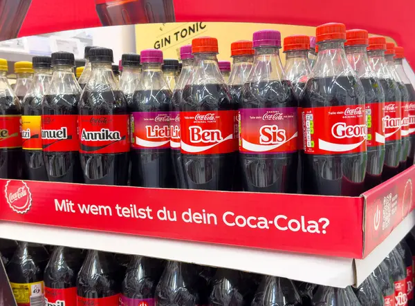 Alman mağazasının rafında özel isimlerle Coca-Cola şişeleri.