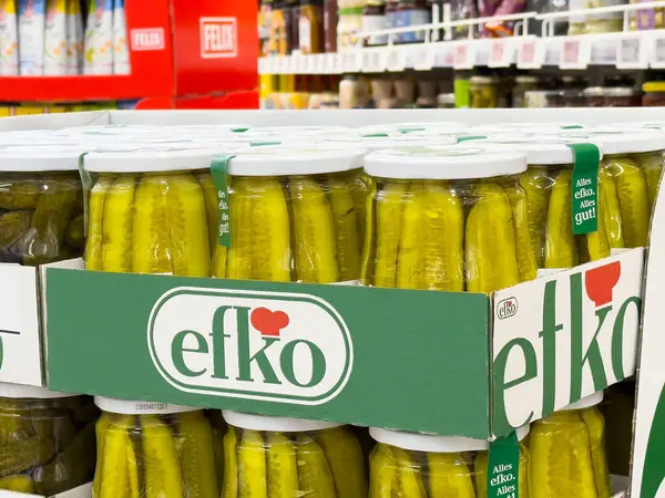 Efko turşuları renkli arkaplanlı süpermarket koridorunda görüntüler.