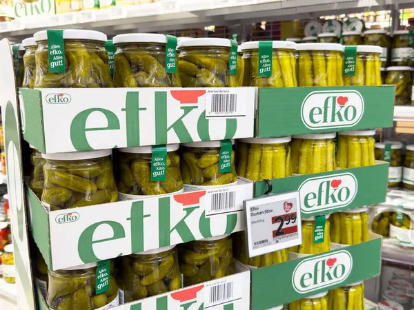Süpermarkette efko marka ve fiyat etiketli turşu kavanozları.