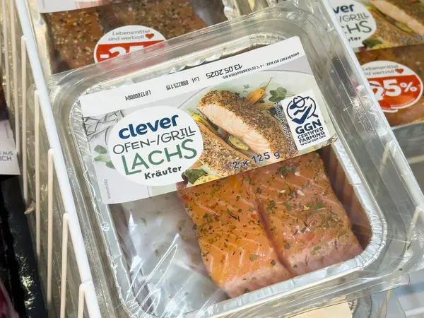 Alman pazarında bitkilerle dolu akıllı somon fileto paketi..
