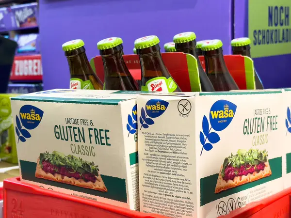 Süpermarkette glütensiz krakerler ve grolsch bira şişeleri.