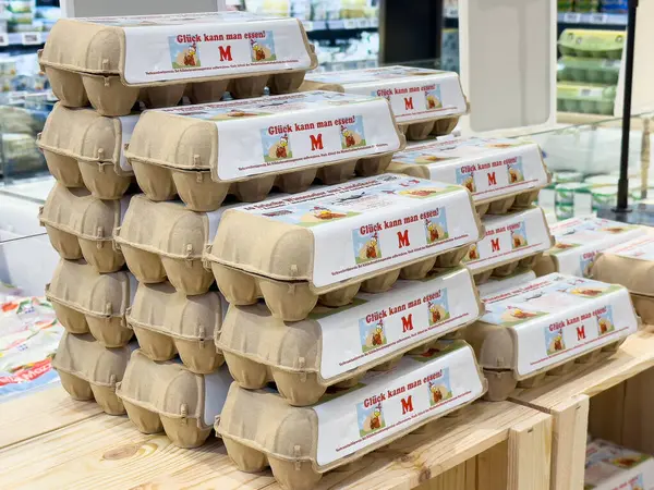 Markette karton yumurta kutuları sergileniyor..