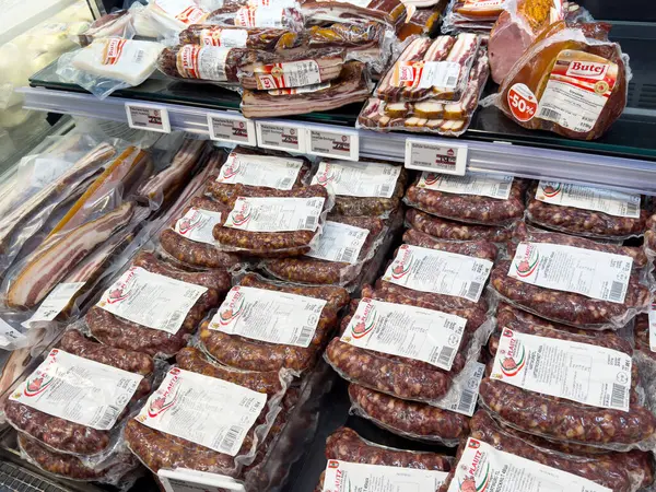 Süpermarketin şarküteri bölümünde gösterilen paketlenmiş sosis ve işlenmiş et çeşitleri.