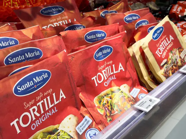 Santa Maria Tortilla market koridorunda çeşitli çeşitleri paketliyor..