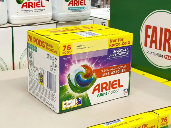 Ariel, 1 modül çamaşır deterjanı kutusunu rafa kaldırdı..