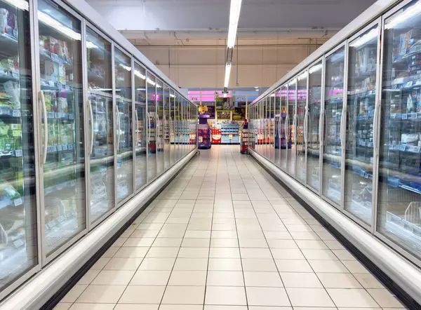 Bakkal koridorunda soğutulmuş bölümler ve parlak ışıklandırma var..