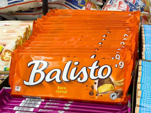 Marketin rafında sergilenen turuncu ambalajlı Balisto Korn mısır gevreği çikolataları..