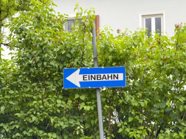 Yeşil Avrupa mahallesinde tek yönlü cadde ve Hausergasse tabelaları.