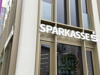 Cam pencerelerde yansıması olan Sparkasse banka binasının dışı..