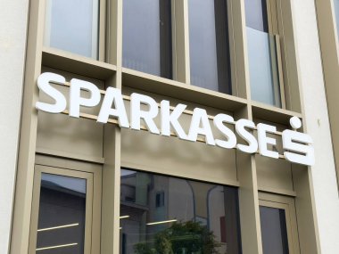 Büyük beyaz logolu modern Sparkasse bina cephesi.