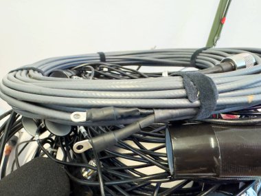 Kablo ve kablolardan oluşan kablolar ve bağlayıcılar..