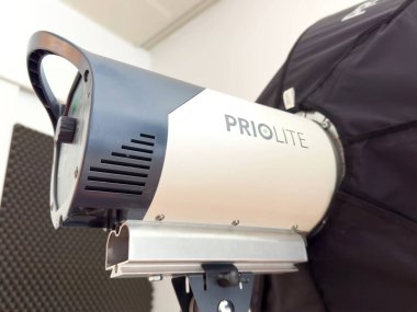 Profesyonel fotoğrafçılık kurulumunda softbox ile Priolit Stüdyo Flaş Ekipmanı.