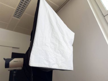 Fotoğraf ve film yapımı için stüdyo ayarlarında softbox ışıklandırma ekipmanları.