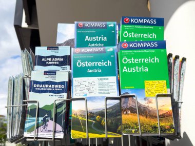 Açıkhava standında gösterilen çeşitli austria haritaları kompass ve radweg rehberleri içermektedir..