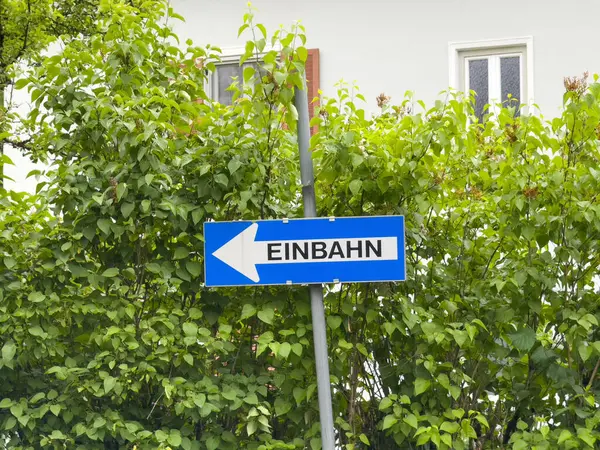 Yeşil Avrupa mahallesinde tek yönlü cadde ve Hausergasse tabelaları.