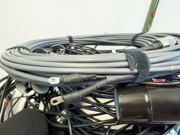 Kablo ve kablolardan oluşan kablolar ve bağlayıcılar..