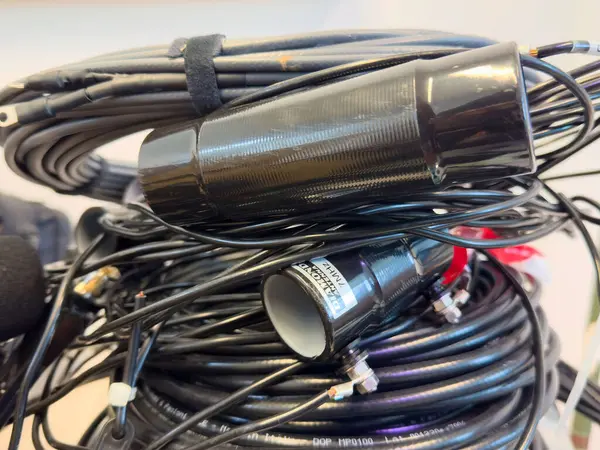 Siyah bağlantıları ve kabloları olan bobinli kablolar.