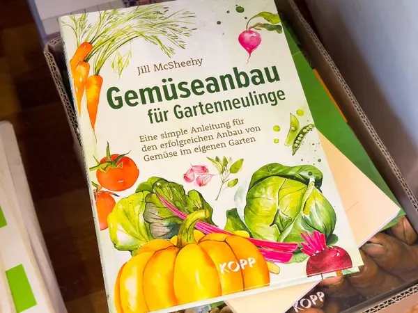 Kapağında renkli resimli sebzeler olan Alman sebze yetiştirme rehberi.
