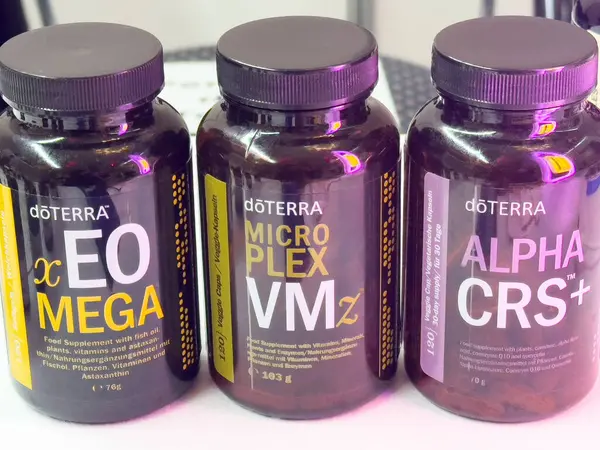 Doterra takviye şişeleri: eo mega, microplex vmz, ve alfa crs artı.