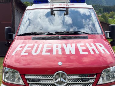 Yansıtıcı ışıkları ve temiz gökyüzü yansımaları olan Alman itfaiye aracı öngörüsü.