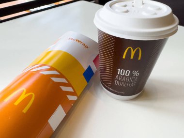 McDonald 'ın kahvaltının yanında kahve fincanı ve McSargı var..