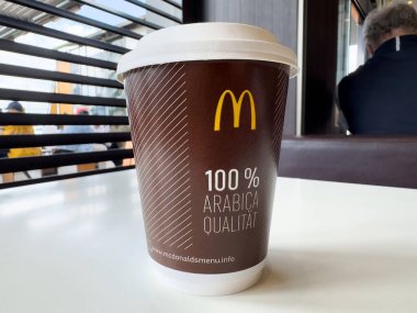McDonald 'ın kahve fincanı% 100 Arabica fasulye etiketli kafe ayarında..