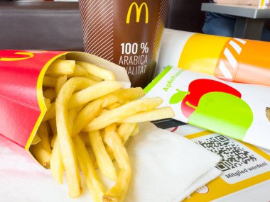 Fast food 'da patates kızartması ve kahve. Elma dilimleri ve peçeteyle..